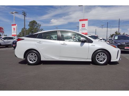 Used 2022 Toyota Prius LE FWD image 2