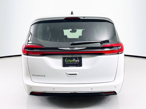 Used 2024 Chrysler Pacifica Touring-L image 7