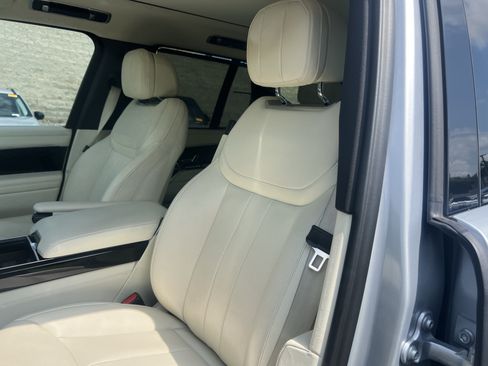 Certified 2025 Land Rover Range Rover SE AWD/4WD image 17