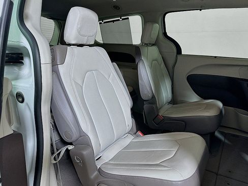 Used 2017 Chrysler Pacifica Touring-L FWD image 27