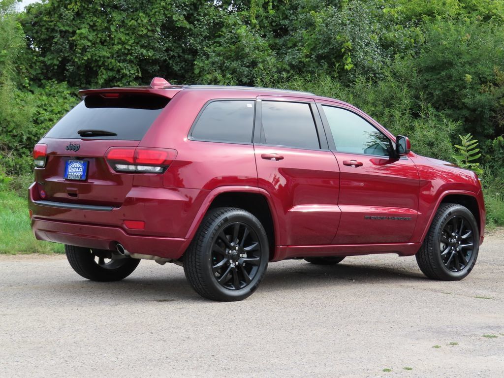 Used 2022 Jeep Grand Cherokee Laredo X AWD/4WD image 3