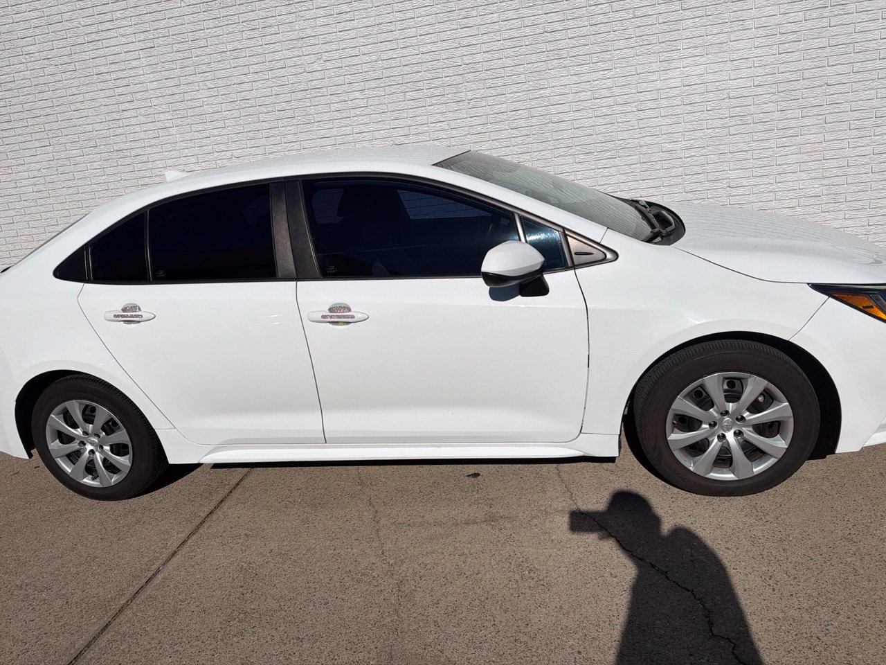 Used 2022 Toyota Corolla LE FWD image 2