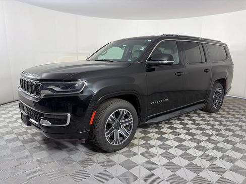 Used 2024 Jeep Wagoneer L Series II w/ Flexible Seating Group AWD/4WD image 3