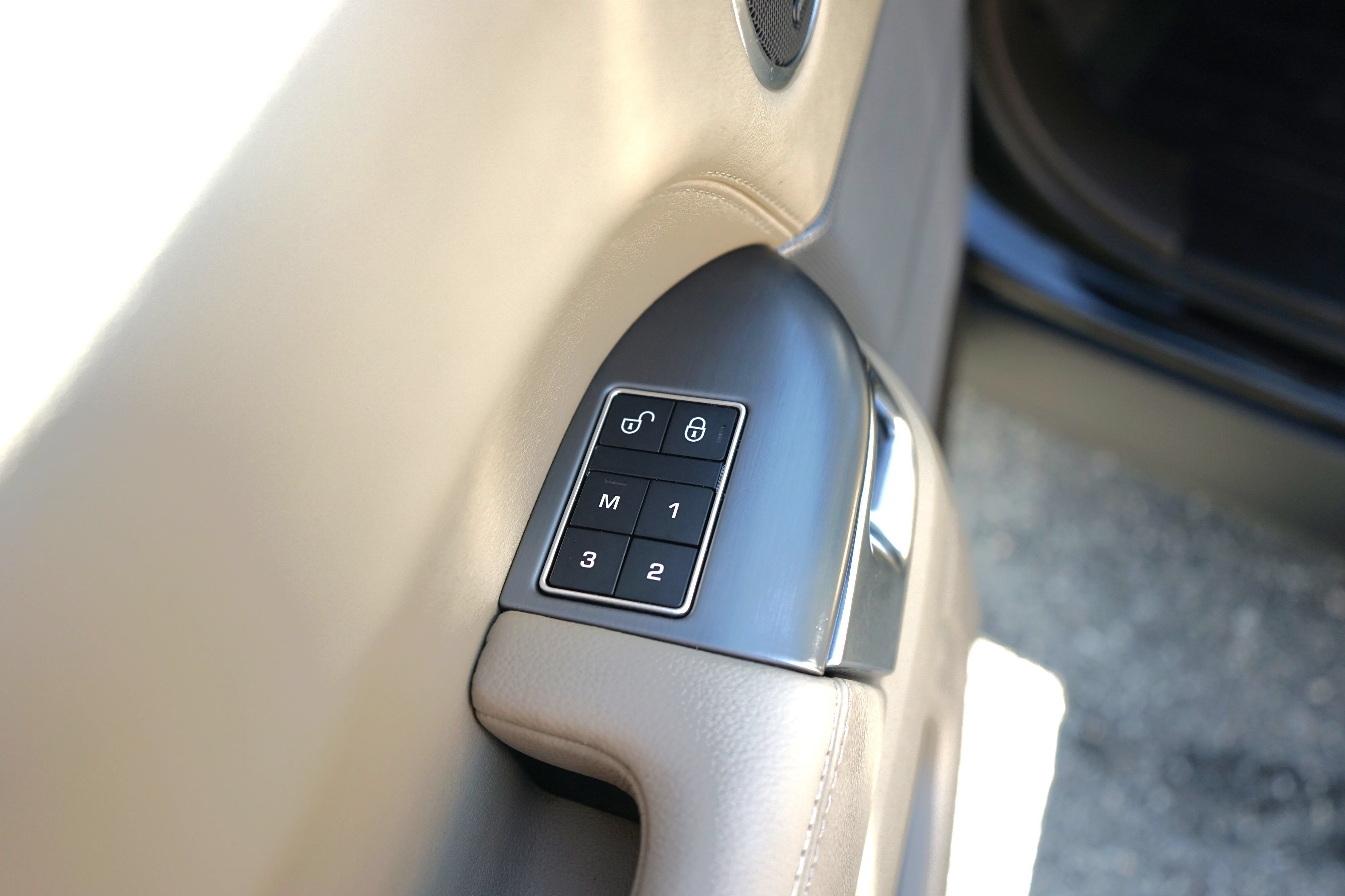 Used 2016 Land Rover Range Rover Sport SE AWD/4WD image 11