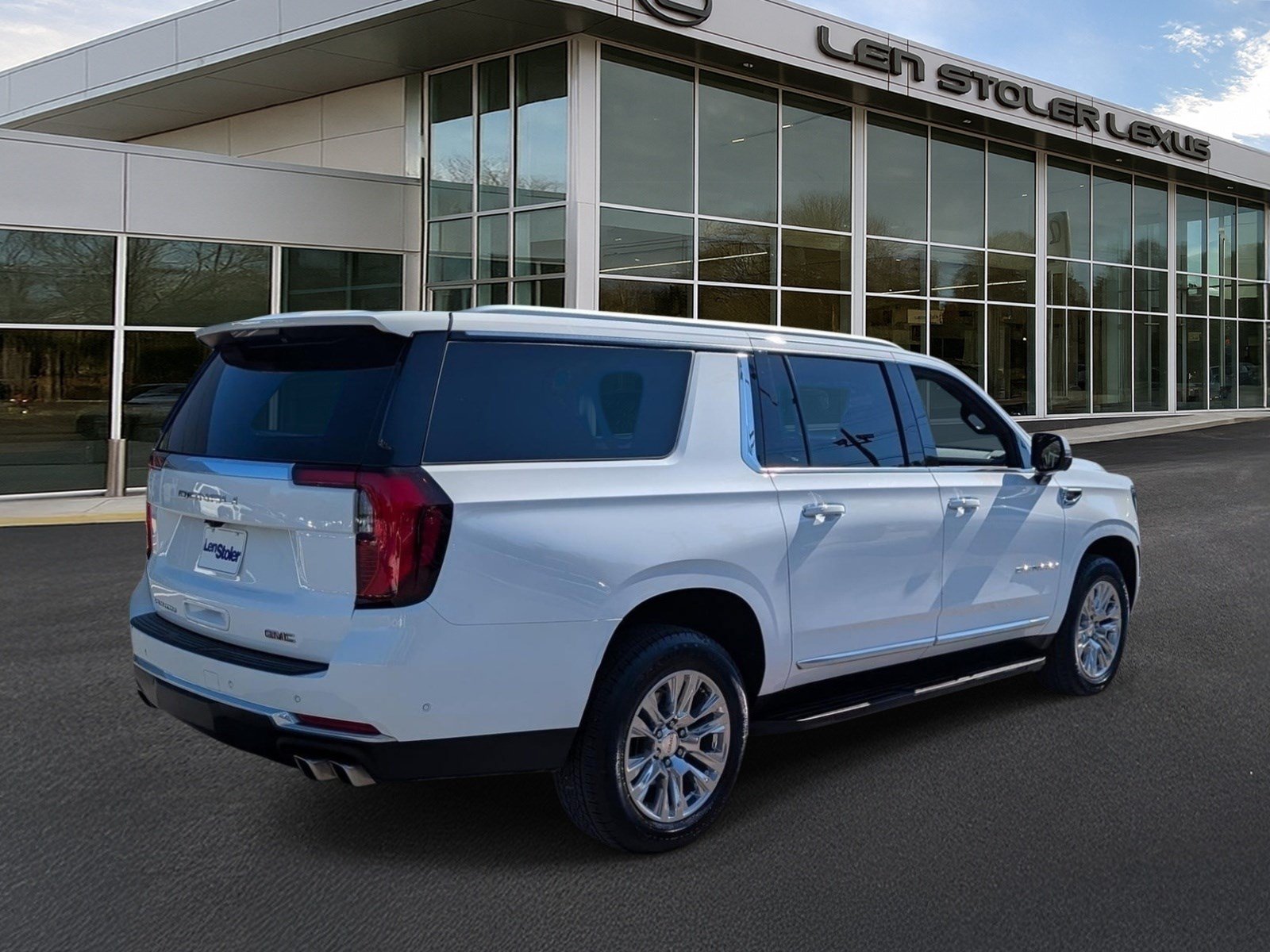 Used 2025 GMC Yukon XL Denali AWD/4WD image 3