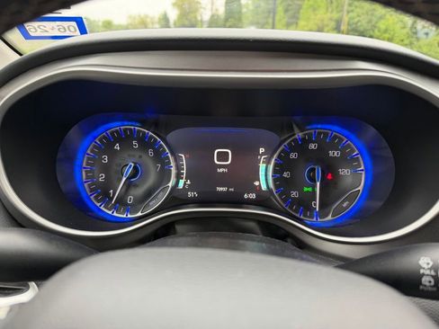 Used 2023 Chrysler Pacifica Touring-L FWD image 11