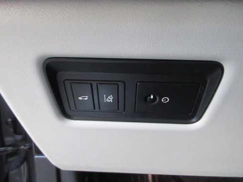 Used 2017 Land Rover Range Rover Long Wheelbase Supercharged image 25