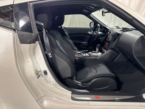 Used 2015 Nissan 370Z Coupe RWD image 5