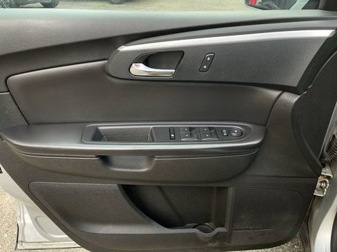 Used 2011 Chevrolet Traverse LT w/ Personal Connectivity Package FWD image 18