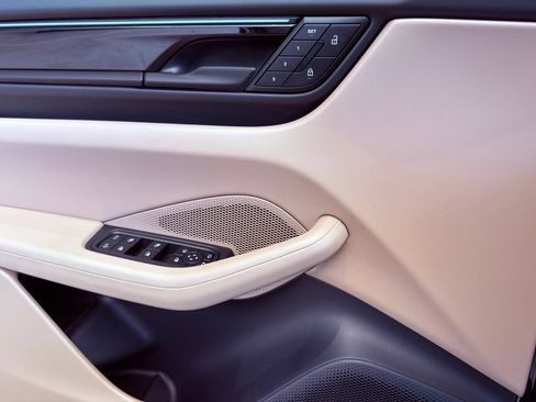 Certified 2025 Porsche Macan 4 Electric AWD/4WD image 21