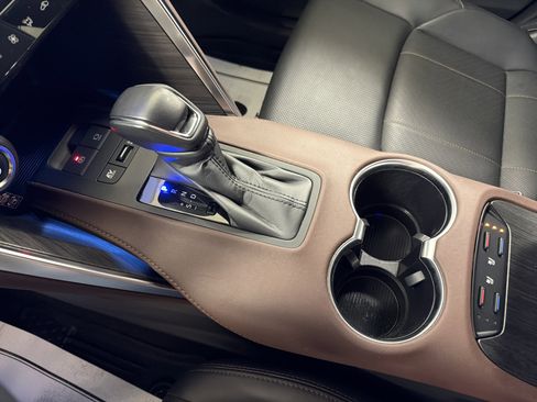 Used 2024 Toyota Venza Limited image 11