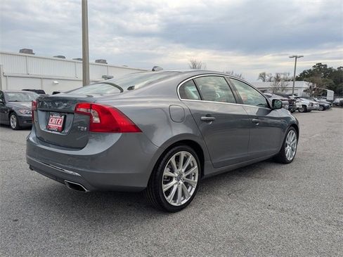 Used 2017 Volvo S60 T5 Inscription Platinum image 4