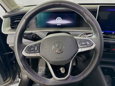 Used 2025 Volkswagen Tiguan SE w/ Panoramic Sunroof Package image 14