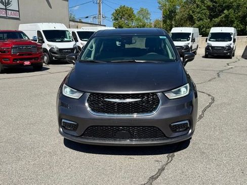 Used 2023 Chrysler Pacifica Touring-L FWD image 9