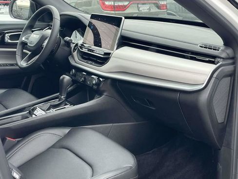 Used 2025 Jeep Compass Limited image 24