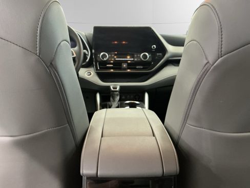 Certified 2024 Toyota Highlander XLE FWD image 10