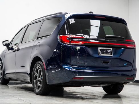 Used 2025 Chrysler Pacifica Premium FWD image 10