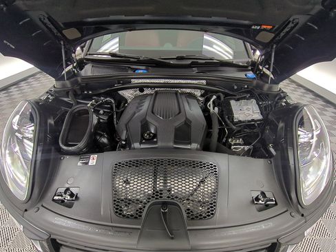 Certified 2026 Porsche Macan AWD/4WD image 17