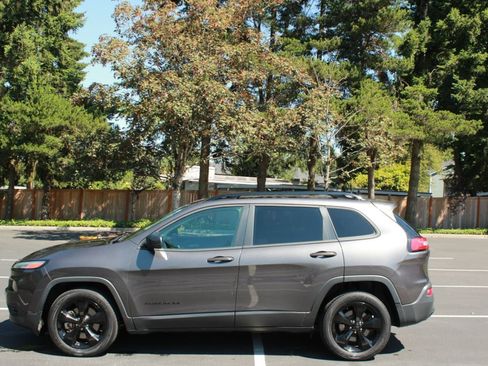 Used 2017 Jeep Cherokee Sport FWD image 4