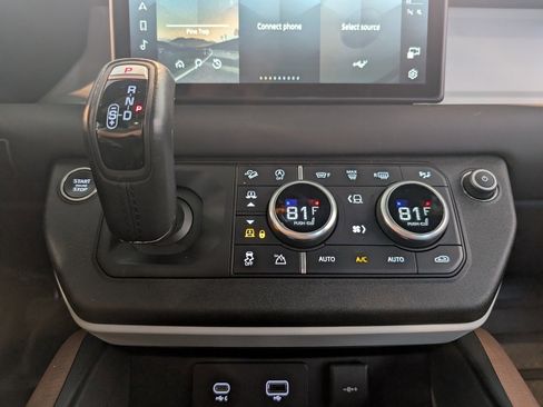 Used 2024 Land Rover Defender 110 SE image 23