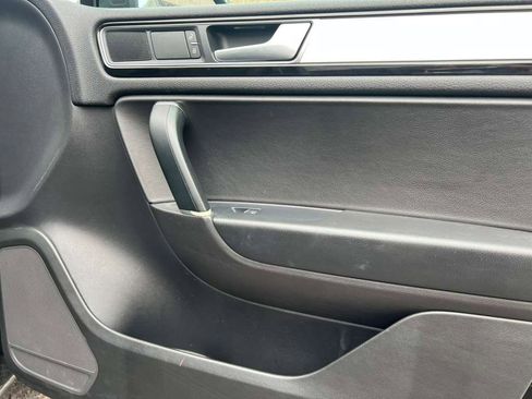 Used 2017 Volkswagen Touareg Wolfsburg Edition image 30