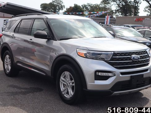 Used 2022 Ford Explorer XLT w/ Equipment Group 202A image 2