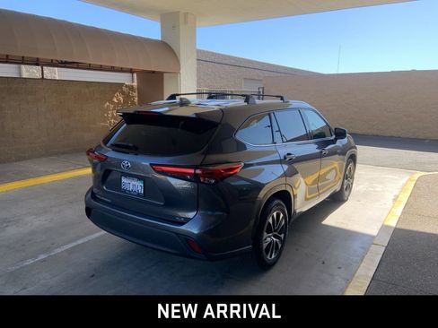 Used 2020 Toyota Highlander XLE FWD image 4