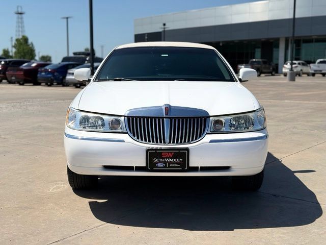 Used 2002 Lincoln Town Car Executive RWD image 3