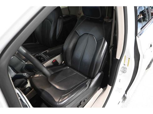 Used 2022 Chrysler Pacifica Touring-L FWD image 14