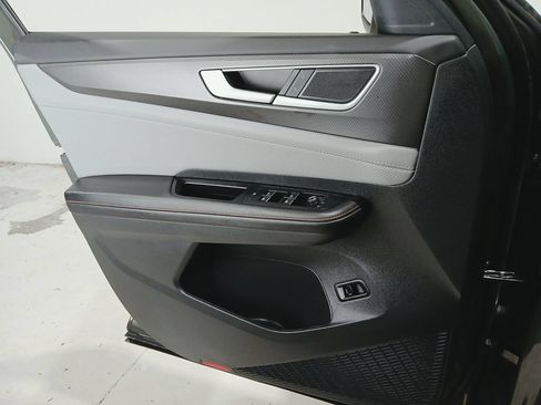 Used 2025 Volkswagen Atlas Peak Edition SE AWD/4WD image 33