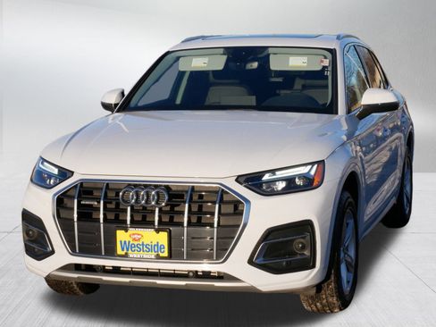 Used 2023 Audi Q5 Premium w/ Convenience Package image 2