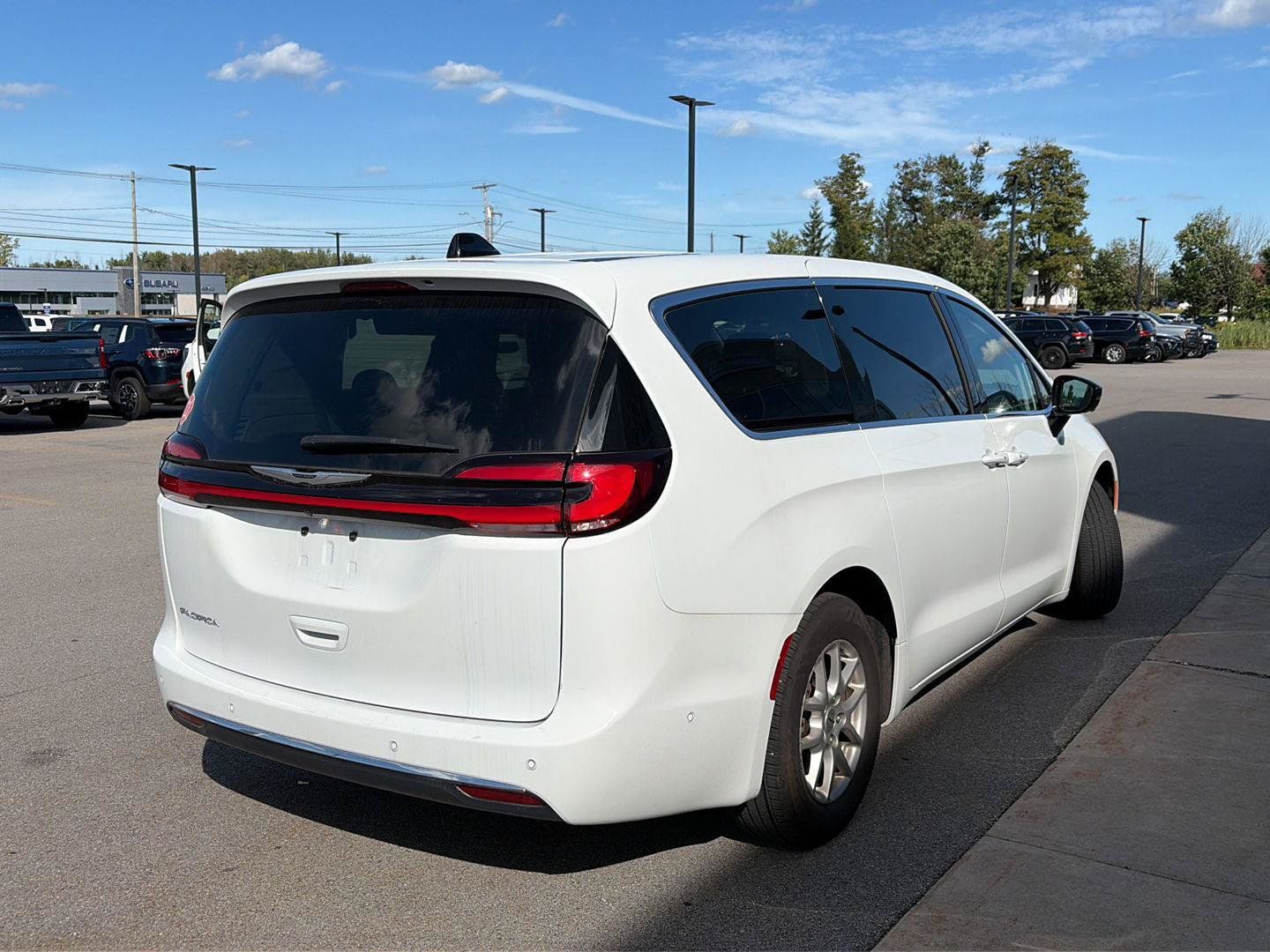 Used 2024 Chrysler Pacifica Touring-L FWD image 2