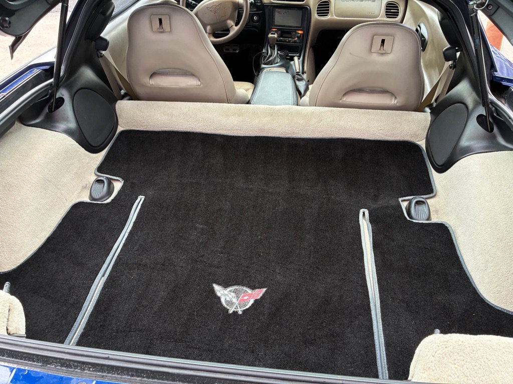 Used 2004 Chevrolet Corvette Coupe w/ Preferred Equipment Group RWD image 21