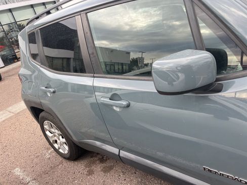 Used 2017 Jeep Renegade Latitude image 4