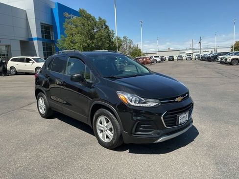 Used 2021 Chevrolet Trax LT FWD image 1
