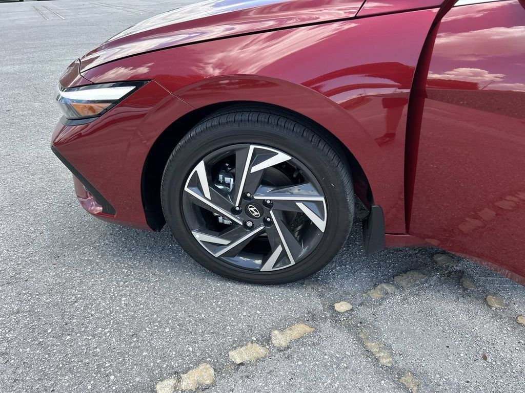 New 2025 Hyundai Elantra Limited FWD image 33