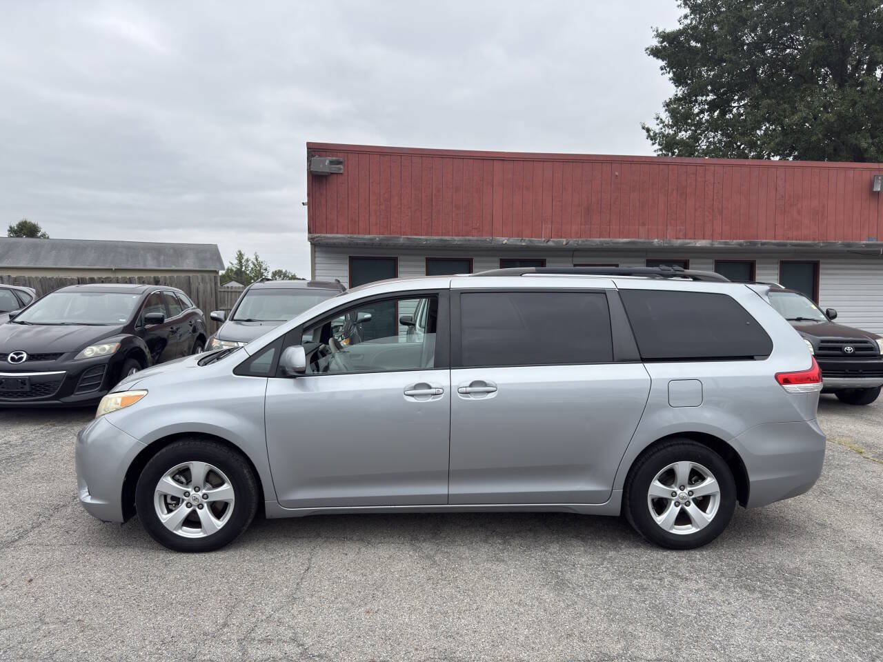 Used 2011 Toyota Sienna LE w/ Towing Pkg FWD image 3