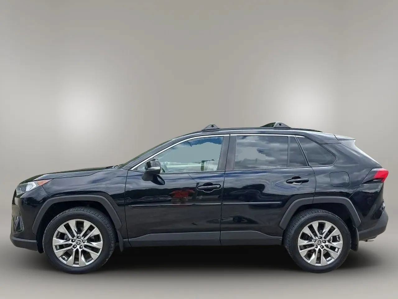 Used 2021 Toyota RAV4 XLE Premium AWD/4WD image 5
