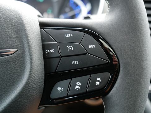 Used 2024 Chrysler Pacifica Premium FWD image 29