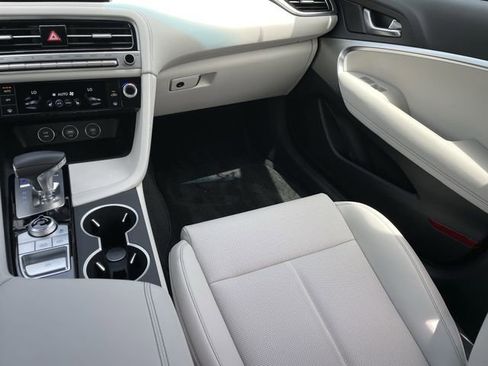 Used 2025 Genesis G70 2.5T image 16