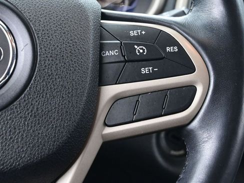 Used 2017 Jeep Cherokee Latitude w/ Cold Weather Group AWD/4WD image 29