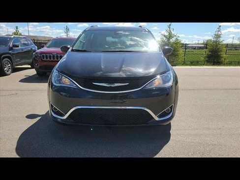 Used 2017 Chrysler Pacifica Touring-L w/ Tire & Wheel Group FWD image 2