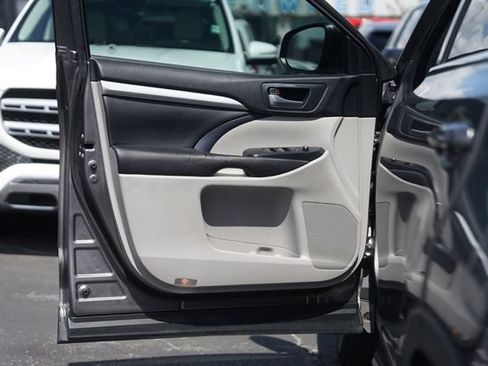Used 2017 Toyota Highlander XLE FWD image 31