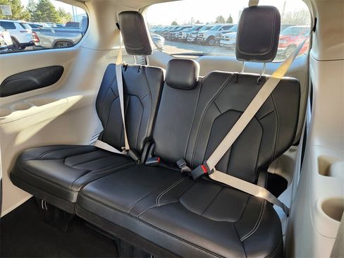 Used 2024 Chrysler Pacifica Touring-L image 10