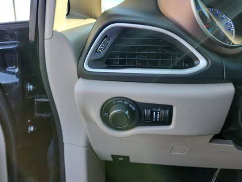 Used 2024 Chrysler Voyager LX image 20