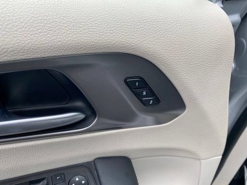 Used 2024 Chrysler Pacifica Touring-L FWD image 15