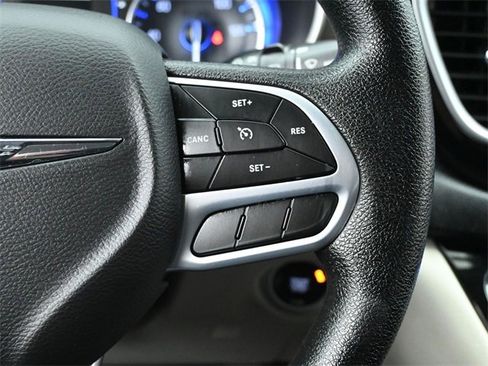 Used 2021 Chrysler Voyager L image 24