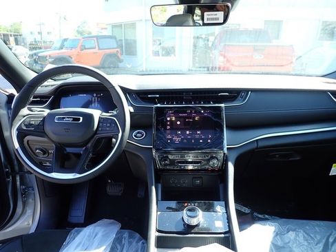 New 2025 Jeep Grand Cherokee Altitude image 14