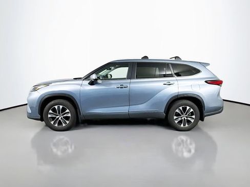 Used 2023 Toyota Highlander XLE AWD/4WD image 3