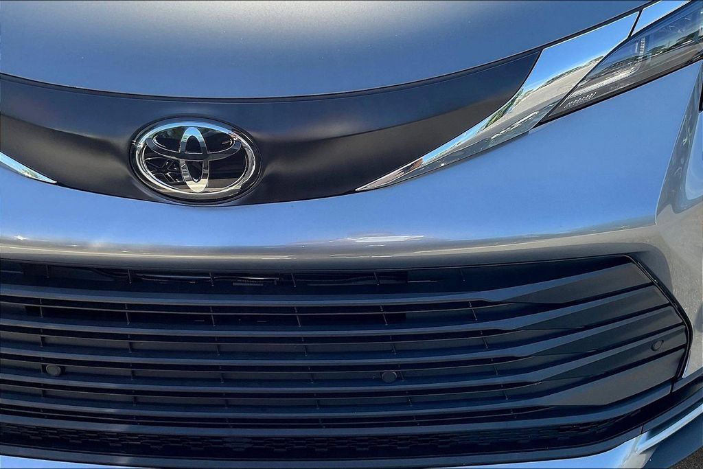Used 2026 Toyota Sienna XLE FWD image 33